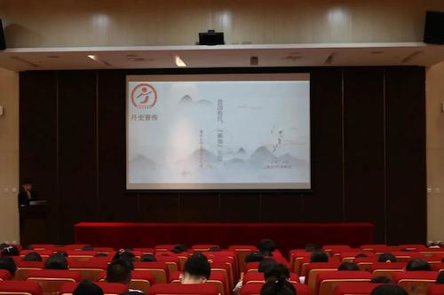 图为冯家琪为公共管理学院宣讲